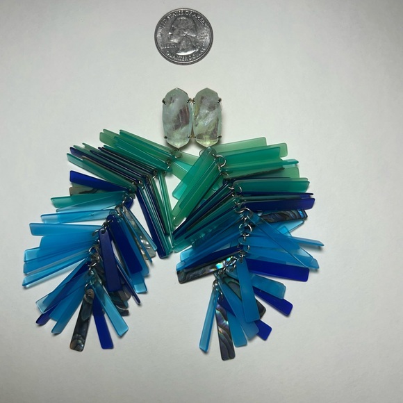 Kendra Scott Camry Statement Earrings Iridescent Green with Gold Tone Authentic - Picture 2 of 5